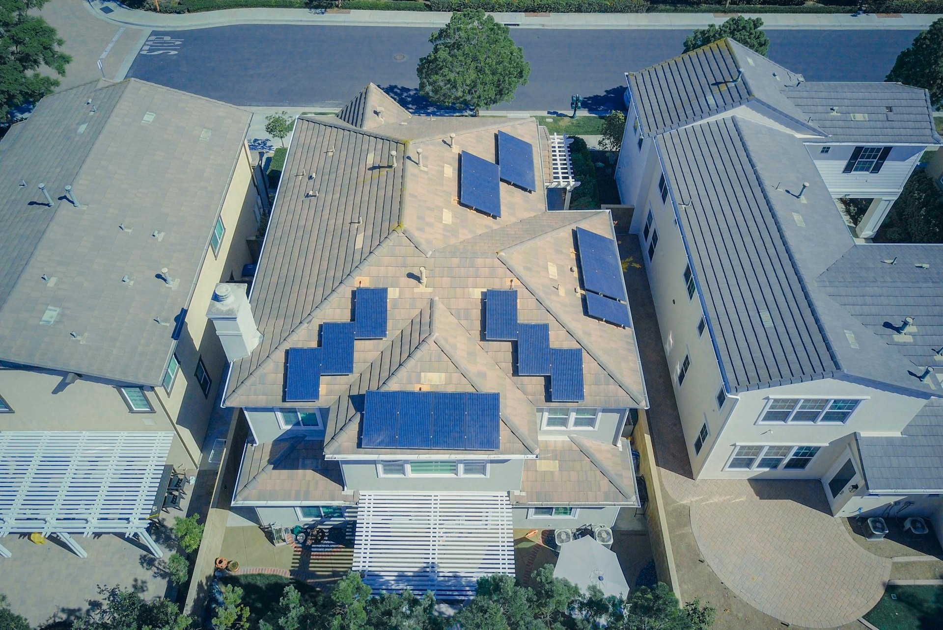 Installatore solare su un tetto di tegole che ispeziona il potenziale solare della superficie del tetto e installa moduli fotovoltaici.